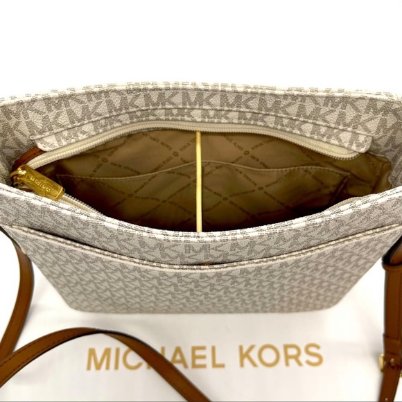 Michael Kors Large Messenger Bag Vanilla - Picture 9 of 13